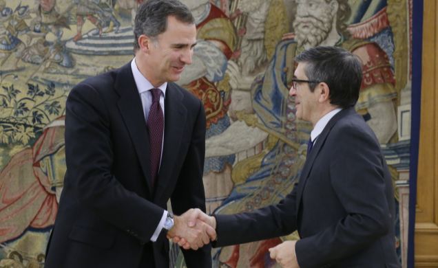 Su Majestad el Rey recibe el saludo del presidente del Congreso de los Diputados, Patxi López, tras finalizar la ronda de contactos con los representa