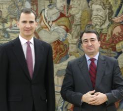 Su Majestad el Rey con el representante de Euzko Alderdi Jeltzalea-Partido Nacionalista Vasco (EAJ-PNV), Aitor Esteban Bravo