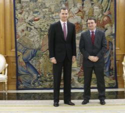 Su Majestad el Rey con el representante de Euzko Alderdi Jeltzalea-Partido Nacionalista Vasco (EAJ-PNV), Aitor Esteban Bravo
