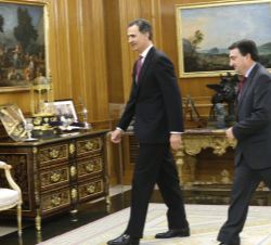 Su Majestad el Rey con el representante de Euzko Alderdi Jeltzalea-Partido Nacionalista Vasco (EAJ-PNV), Aitor Esteban Bravo