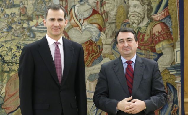 Su Majestad el Rey con el representante de Euzko Alderdi Jeltzalea-Partido Nacionalista Vasco (EAJ-PNV), Aitor Esteban Bravo
