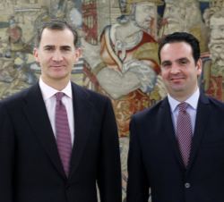 Su Majestad el Rey con el representante de Unión del Pueblo Navarro (UPN), Íñigo Jesús Alli Martínez 