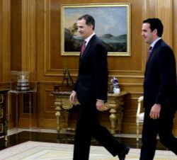 Su Majestad el Rey con el representante de Unión del Pueblo Navarro (UPN), Íñigo Jesús Alli Martínez 