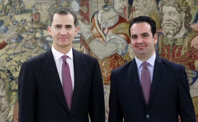 Su Majestad el Rey con el representante de Unión del Pueblo Navarro (UPN), Íñigo Jesús Alli Martínez 