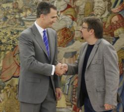Su Majestad el Rey recibe el saludo de Francesc Xavier Domènech Sampere, representante de En Comú-Podem (EN COMÚ)