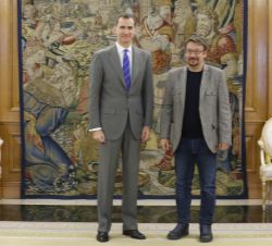 Su Majestad el Rey con Francesc Xavier Domènech Sampere, representante de En Comú-Podem (EN COMÚ)