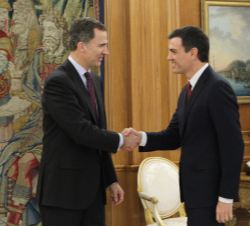 Su Majestad el Rey recibe el saludo de Pedro Sánchez Pérez-Castejón, del Partido Socialista Obrero Español (PSOE)