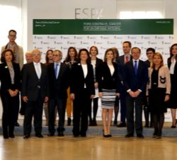 Fotografía de grupo de Su Majestad la Reina con las autoridades, los miembros del Comité Permanente de la AECC y los ponentes del Foro
