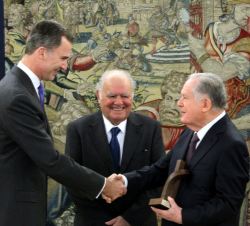 Don Felipe recibe el saludo de Luis Carlos Sarmiento, presidente del Grupo Aval, tras recibir el galardón