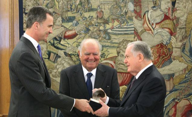 Su Majesad el Rey hace entrega a Luis Carlos Sarmiento del Premio "Enrique V. Iglesias al Desarrollo del Espacio Empresarial Iberaoamericano", en pres