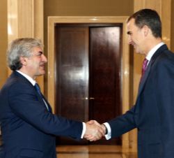 Su Majestad el Rey recibe el saludo del presidente de Consejo General de Colegios Oficiales de Graduados Sociales de España, Francisco Javier San Mart
