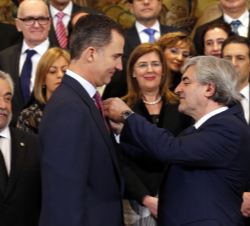 Su Majestad el Rey recibe la Gran Cruz de la Justicia Social, de manos del presidente de Consejo General de Colegios Oficiales de Graduados Sociales d