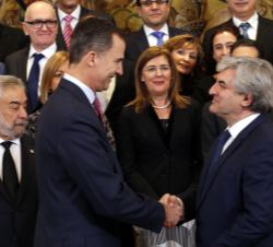 Su Majestad el Rey tras recibir la Gran Cruz de la Justicia Social, de manos del presidente de Consejo General de Colegios Oficiales de Graduados Soci