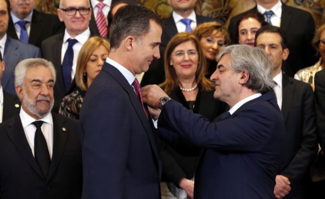 Su Majestad el Rey recibe la Gran Cruz de la Justicia Social, de manos del presidente de Consejo General de Colegios Oficiales de Graduados Sociales d