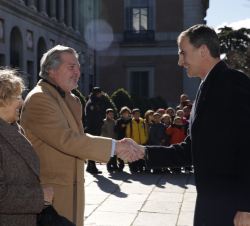 Don Felipe recibe el saludo del ministro de Educación, Cultura y Deporte en funciones, Íñigo Méndez de Vigo