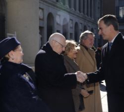 Don Felipe recibe el saludo del presidente del Real Patronato del Museo Nacional del Prado, José Pedro Pérez-Llorca