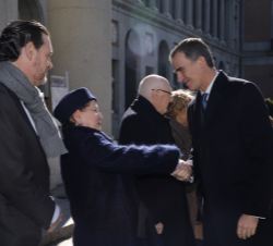 Su Majestad el Rey recibe el saludo de la vicepresidenta del Real Patronato del Museo Nacional del Prado, Amelia Valcárcel y Bernaldo de Quirós