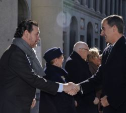 Don Felipe recibe el saludo del director del Museo Nacional del Prado, Miguel Zugaza
