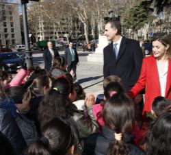 Los Reyes, con un grupo de escolares que acababan de visitar la pinacoteca