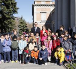 Los Reyes, con un grupo de escolares que acababan de visitar la pinacoteca