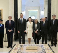 Los Reyes, con el ministro de Educación, Cultura y Deporte en funciones, la alcaldesa de Madrid, el presidente y la vicepresidenta del Real Patronato 