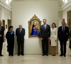 Los Reyes y las autoridades que les acompañaban, junto a la obra “Virgen de la Granada” de Fra Angélico, adquirida recientemente por el Mu