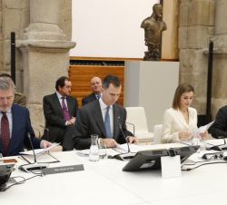 Los Reyes, junto al ministro de Educación, Cultura y Deporte en funciones y el presidente del Real Patronato del Museo Nacional del Prado, durante la 