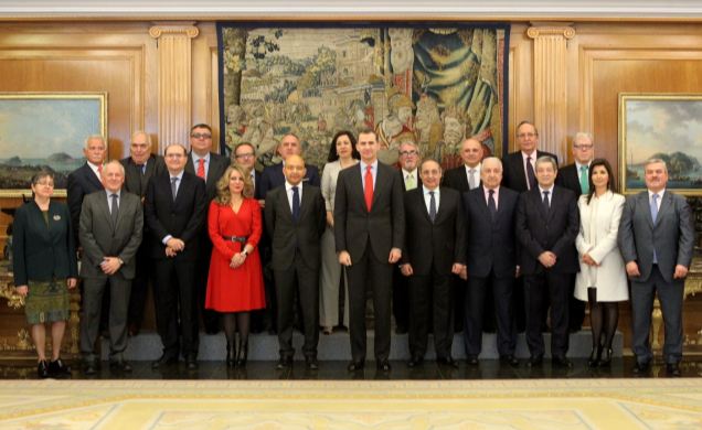 Fotografía de grupo de Su Majestad el Rey con el Comité Ejecutivo de la Confederación Española de Comercio