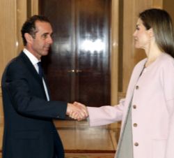 Su Majestad la Reina recibe el saludo del presidente de la Junta de Gobierno Actual del Ilustre Colegio Oficial de Odontólogos y Estomatólogos de la I