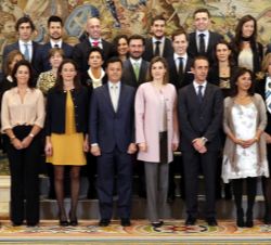 Fotografía de grupo de Su Majestad la Reina con la Junta de Gobierno Saliente del Ilustre Colegio Oficial de Odontólogos y Estomatólogos de la I Regió