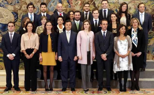 Fotografía de grupo de Su Majestad la Reina con la Junta de Gobierno Saliente del Ilustre Colegio Oficial de Odontólogos y Estomatólogos de la I Regió