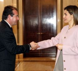 Su Majestad la Reina recibe el saludo del presidente de la Fundación Human Age Institute, Raúl grijalba Pérez-Alfaro