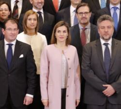 Fotografía de grupo de Su Majestad la Reina con una representación de la Fundación Human Age Institute 