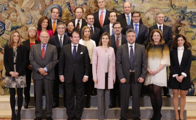 Fotografía de grupo de Su Majestad la Reina con una representación de la Fundación Human Age Institute 