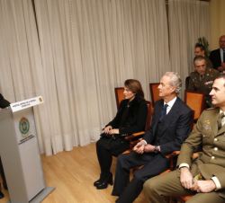 Don Felipe, junto al resto de autoridades asistentes, atiende a las explicaciones sobre el Hospital Central de la Defensa y la Sanidad Militar