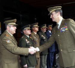 Su Majestad el Rey durante los saludos a su llegada al Hospital Central de la Defensa "Gómez Ulla"