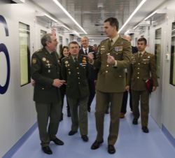 Su Majestad el Rey, durante el recorrido por la Unidad de Aislamiento de Alto Nivel