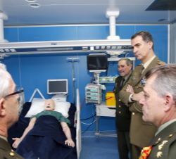 Don Felipe durante su visita a una de las habitaciones