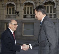 Su Majestad el Rey recibe el saludo del ministro de Hacienda y Administraciones Públicas en funciones, Cristóbal Montoro