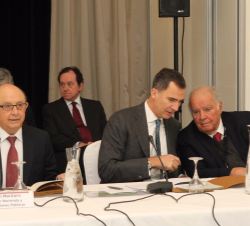Su Majestad el Rey conversa con Enrique V. Iglesias, presidente del Consejo Iberoamericano de la Productividad y Competitividad, al inicio de la reuni