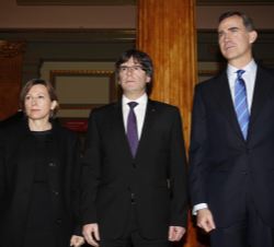 Su Majestad el Rey, a su llegada al Gran Teatro del Liceo, junto al presidente de la Generalitat de Cataluña, Carles Puigdemont, y la presidenta del P