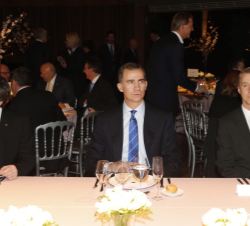Su Majestad el Rey, en la mesa presidencial, junto al presidente de la Generalitat de Cataluña, Carles Puigdemont, y el director general de GSMA, Mats