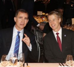 Su Majestad el Rey, en la mesa presidencial, conversa con el director general de GSMA, Mats Granryd