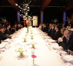 Vista general de la mesa presidencial momentos antes de dar comienzo la cena oficial del Mobile World Congress 2016
