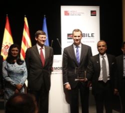 Su Majestad el Rey, junto al presidente de Bharti Airtel, Sunil Bharti Mittal, tras recibir un galardón en reconocimiento a su contribución a la indus