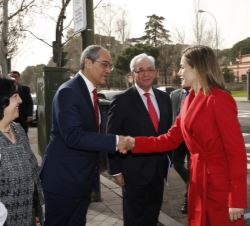 Doña Letizia recibe el saludo del consejero de Educación, Juventud y Deporte, Rafael van Grieken Salvador, en presencia del consejero de Sanidad, Jesú