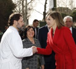 Su Majestad la Reina recibe el saludo del director del Hospital Infantil Universitario Niño Jesús, Marcelino Cucarella, en presencia de la directora d