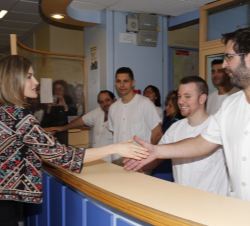 Doña Letizia saluda al personal del centro