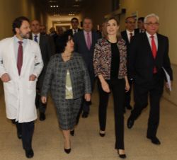 Su Majestad la Reina, junto a la directora del Colegio, el consejero de Sanidad y el director del Hospital