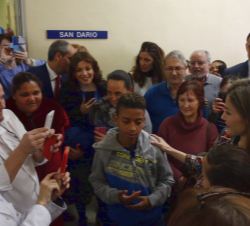 La Reina conversa con usuarios del centro, allegados y personal, durante su recorrido por las instalaciones